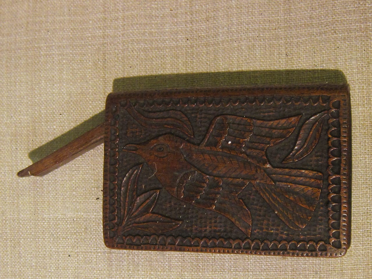 A hand-carved wooden cigarette case (1914-1917)