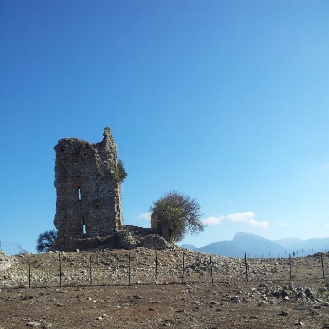 The castle pre-restoration, in 2014 (photo via @damibuenvron/Instagram) (click to enlarge)