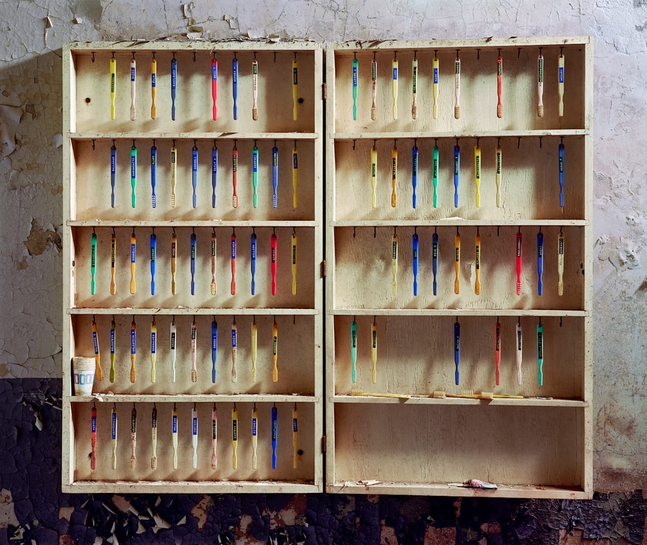 Christopher Payne, "Toothbrushes, Hudson River State Hospital Poughkeepsie, New York" (2005) (© Christopher Payne/Courtesy of Benrubi Gallery, NYC)