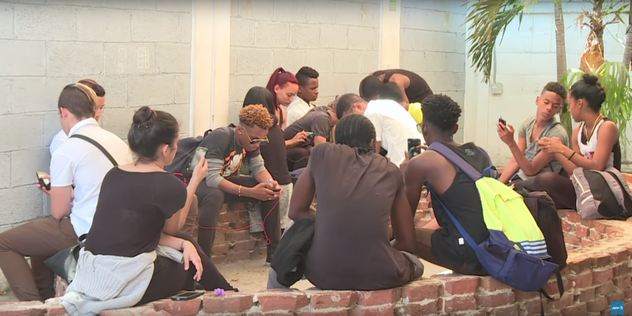 Locals surfing the internet at Kcho's studio (screenshot via AFP news agency/Youtube)