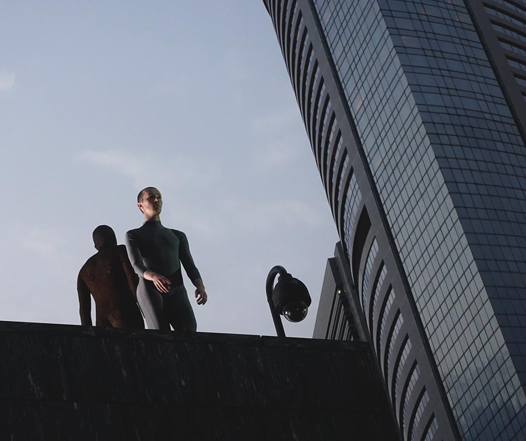 Shen Wei Dance Arts, "Untitled No.32 (Bodies and Rooftop)" (2016), with a dancer alongside a sculpture from Anthony Gormley's exhibition 'Event Horizon'