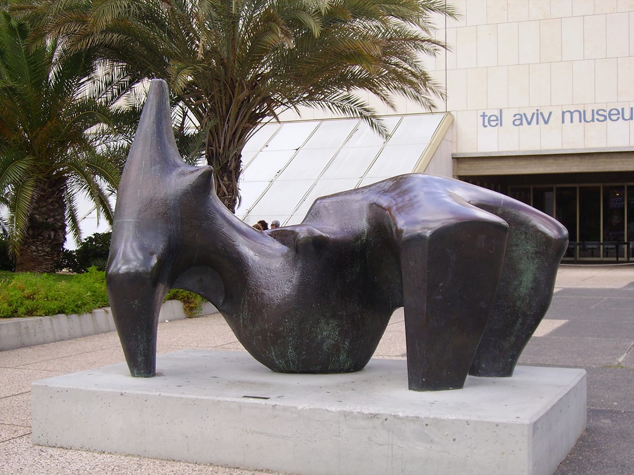 One of the six casts of Henry Moore's "Reclining Figure 1969–70" at the Tel Aviv Museum of Art (photo by Yair Haklai/Wikipedia)
