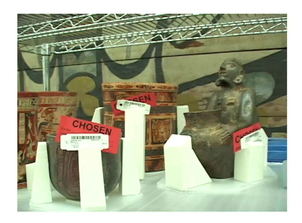 INAATE/SE/ [it shines  a certain way. to a certain place./it flies. falls./]