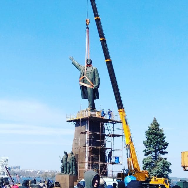 Ukraine's largest statue of Lenin comes down (photo via @mellory_zp/Instagram)