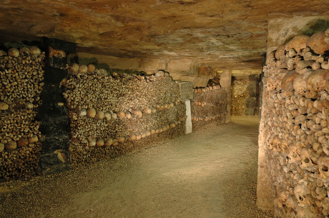 General view of the St. Eustache chamber in the Paris Catacombs A skull motif in the Paris Catacombs (photo © Christophe Fouin)