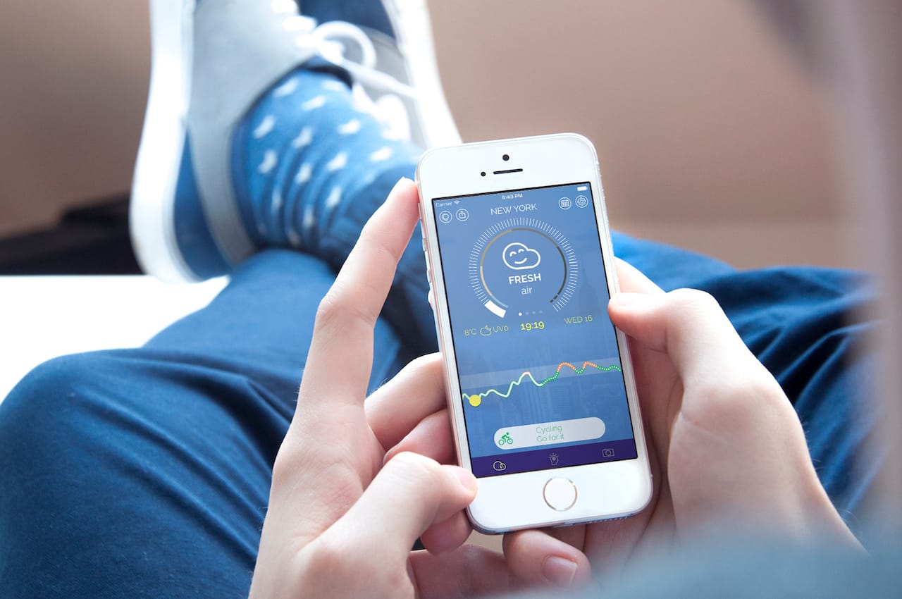 Demonstration of the Plume Labs air pollution application (courtesy Plume Labs)