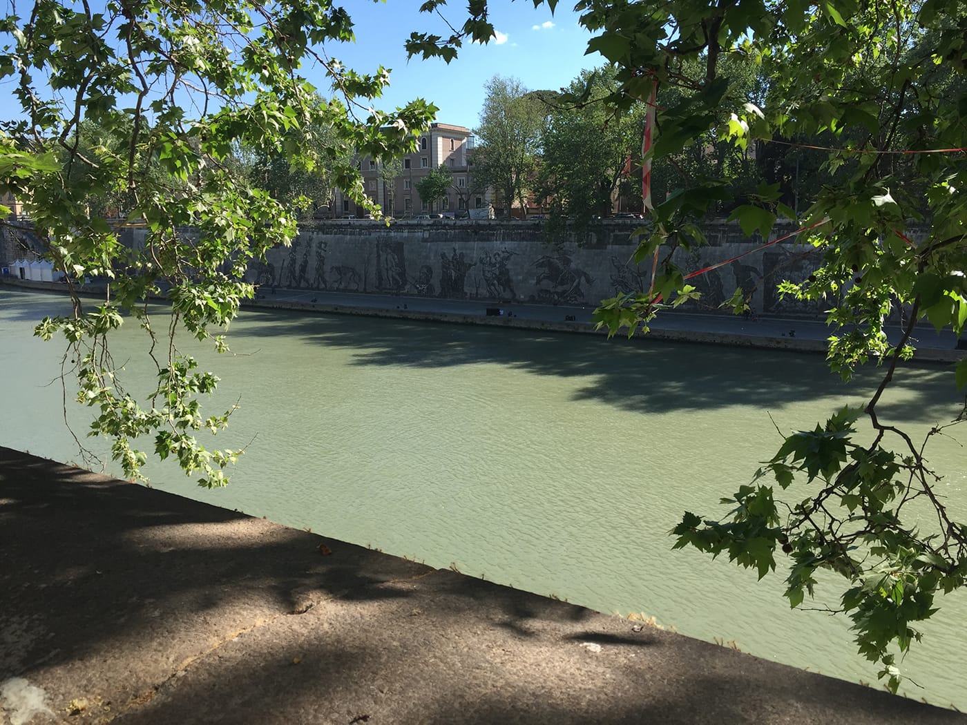 William Kentridge's 'Triumphs and Laments' along the bank of the Tiber (photo by the author for Hyperallergic)