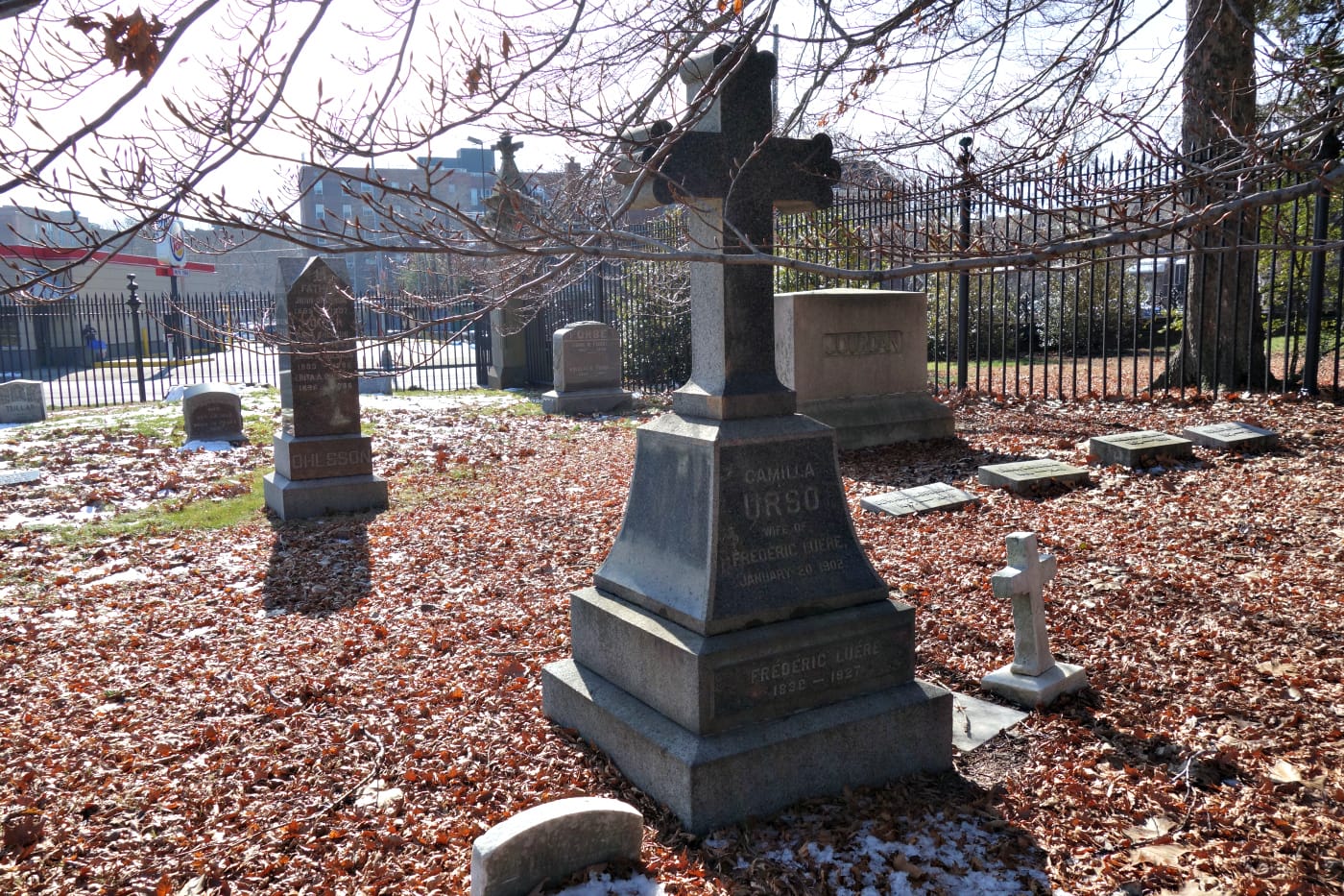 Grave of Camilla Urso in Green-Wood Cemetery, Brooklyn (photo by the author for Hyperallergic)