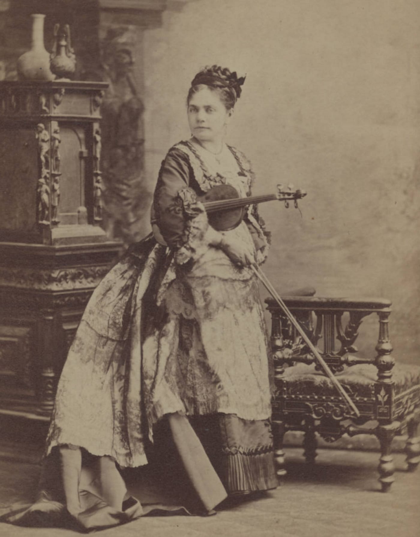 Cabinet photograph of violinist Camilla Urso (19th century) (via University of South Carolina. Irvin Department of Rare Books and Special Collections)