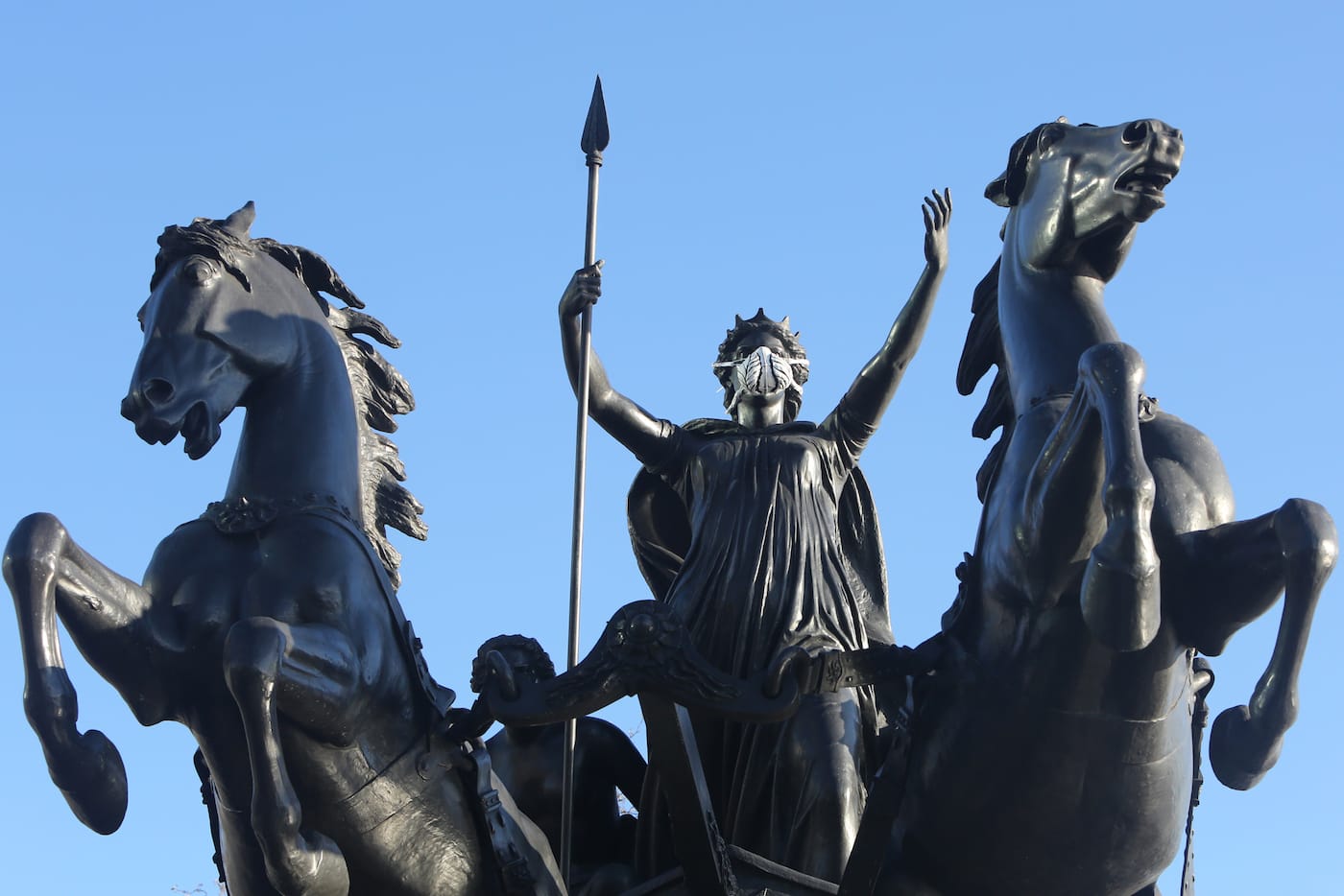 Greenpeace activists fit the Boudica statue at Westminster Bridge with an emergency face mask to demand action on air pollution (photo by John Cobb, all courtesy Greenpeace)