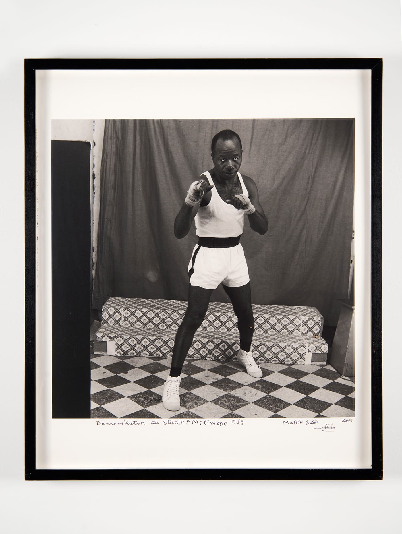 Malick Sidibé, "Démonstration au studio, Melimono" (1969, printed by the artist in 2001), silver gelatin print, 24 x 20 in paper size, 24 10/16 x 20 15/16 x 1 1/2 in framed (© Malick Sidibé, courtesy the artist and Jack Shainman Gallery, New York)