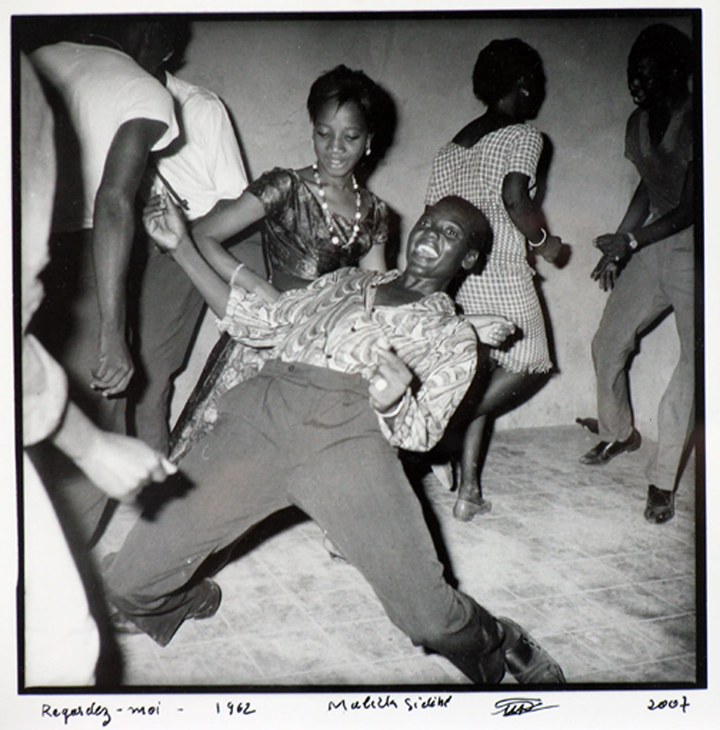 Malick Sidibé, "Regardez Moi," (1962/ 2008), gelatin silver print, 16 3/4 x 16 3/4 in unframed, 26 7/8 x 26 3/4 x 1 1/2 in framed (© Malick Sidibé, courtesy the artist and Jack Shainman Gallery, New York)