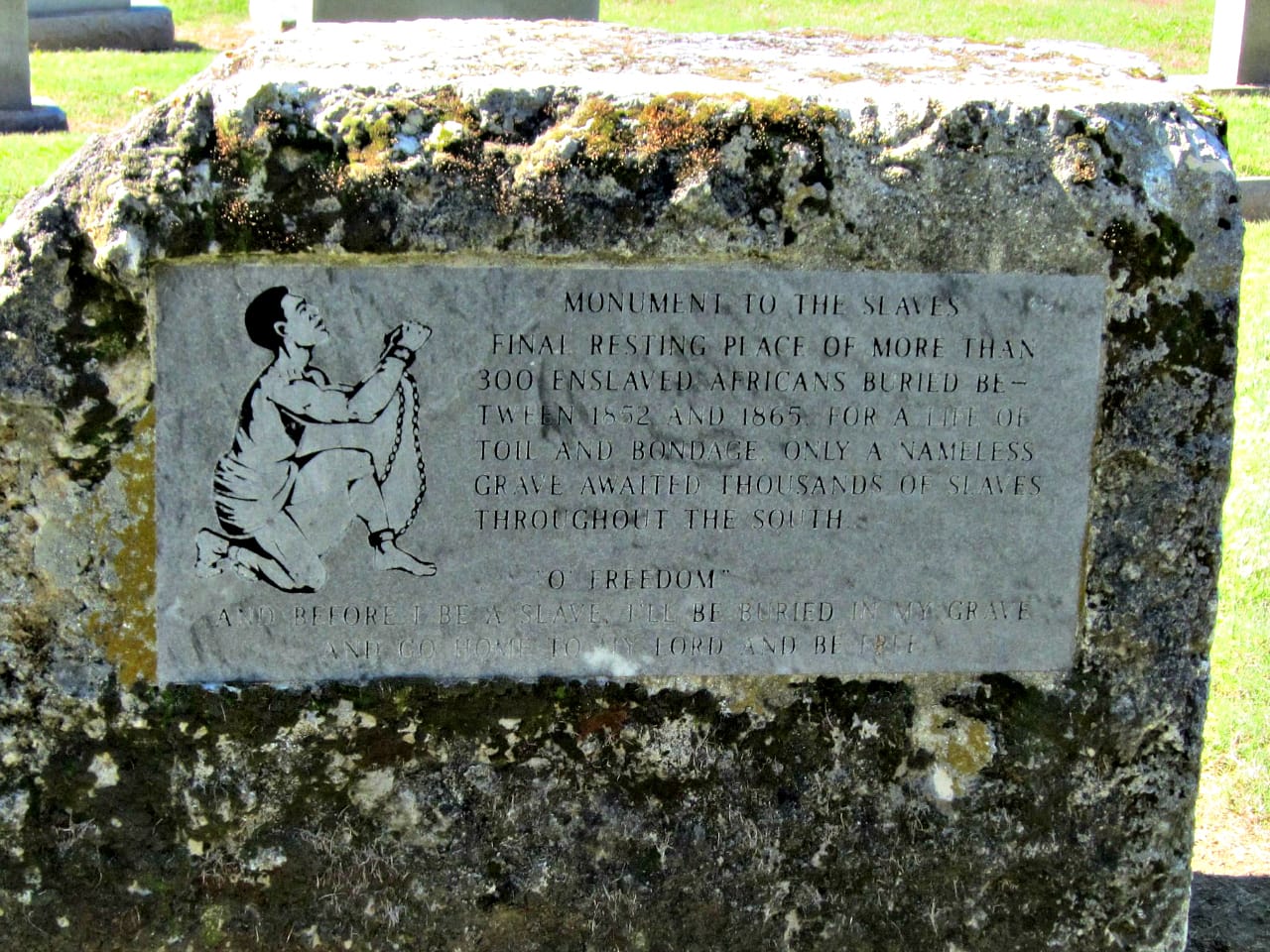 A monument for the grave of 300 slaves who died between 1852 and 1865, in Elmwood Cemetery, Memphis, Tennessee (photo by the author for Hyperallergic)