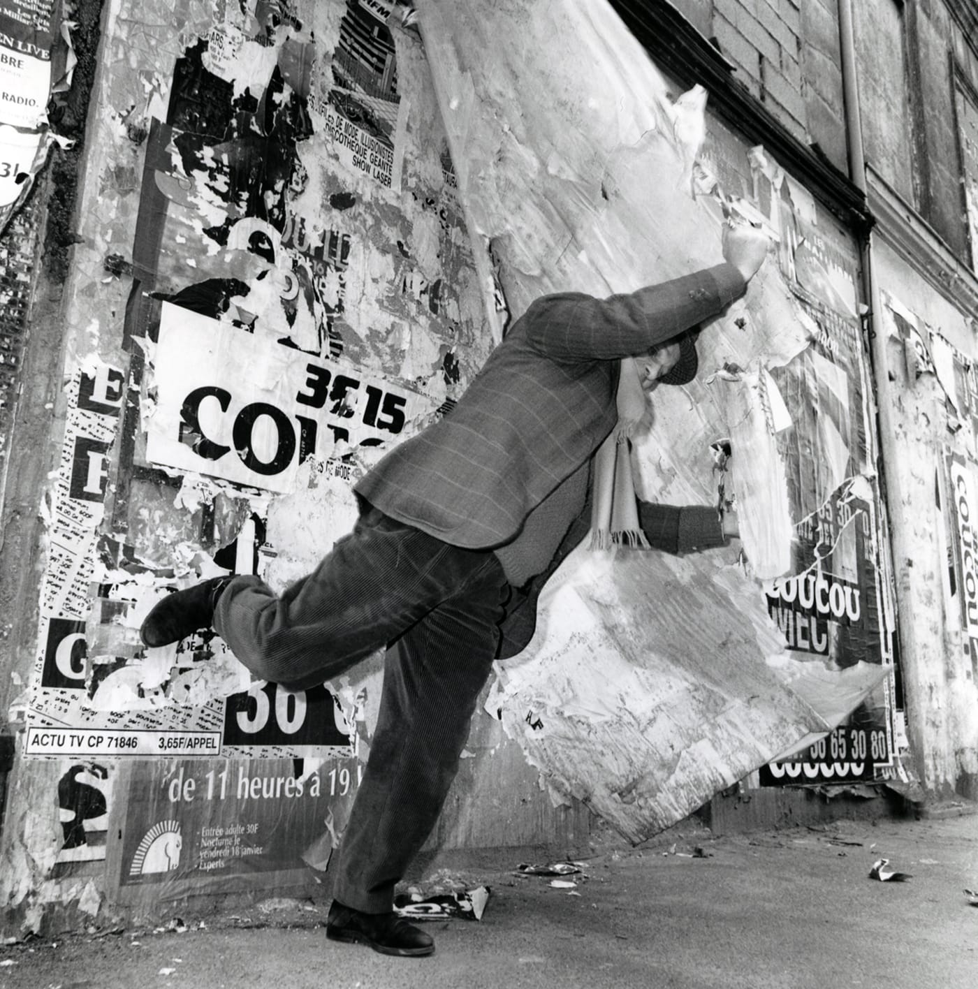 Photo of Jacques Villeglé by François Poivret, “Issy-les-Moulineaux, 28 janvier 1991” (1991) (courtesy Galerie Georges-Philippe et Nathalie Vallois, Paris)