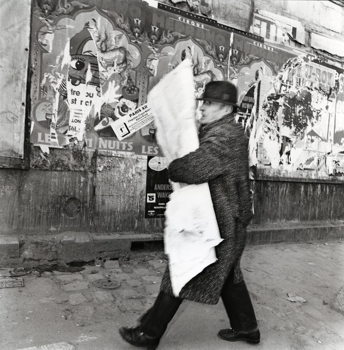 Photo of Jacques Villeglé by François Poivret, “Quai d'Ivry, 27 novembre 1989” (1989) (courtesy Galerie Georges-Philippe et Nathalie Vallois, Paris)