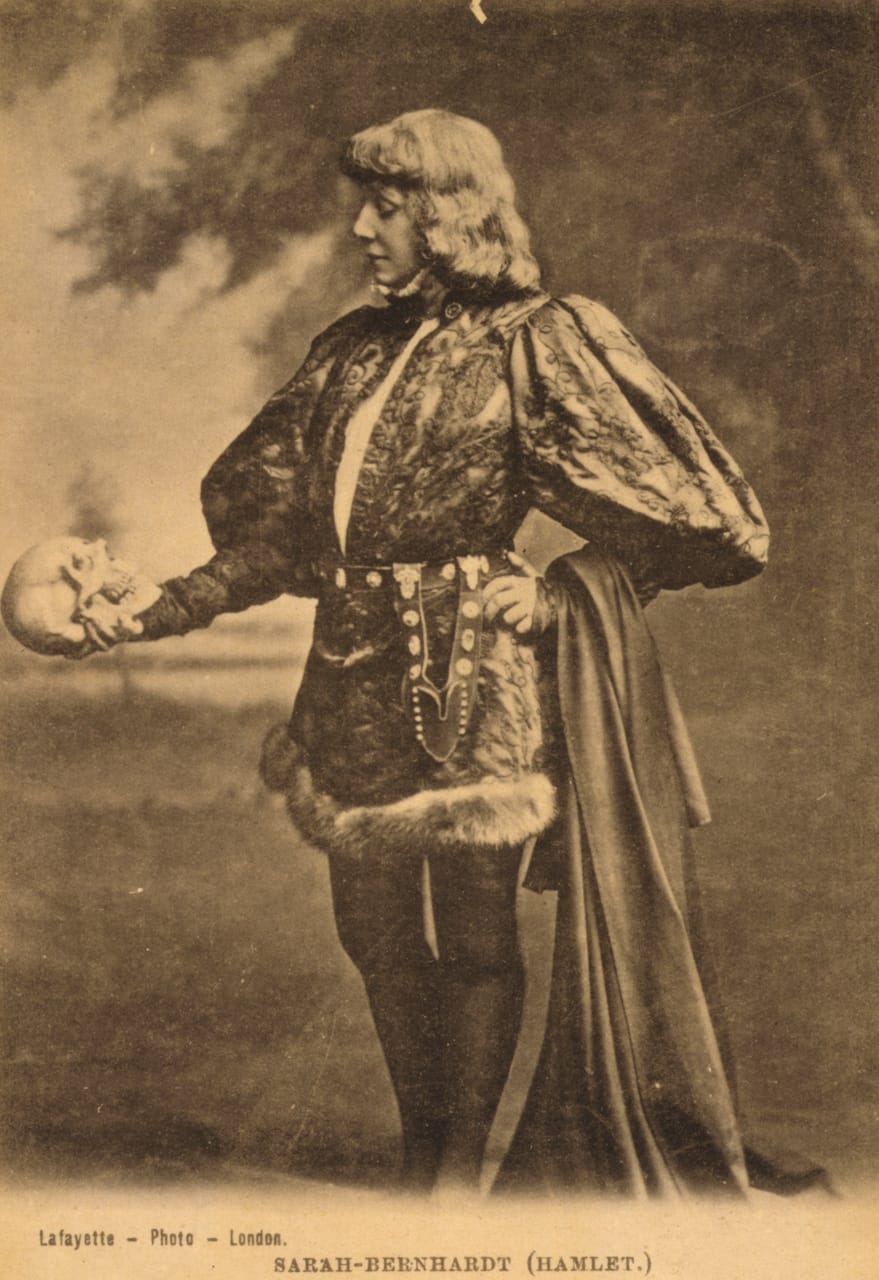 Sarah Bernhardt as Hamlet with Yorick's skull (1880-85) (via Library of Congress/Wikimedia)
