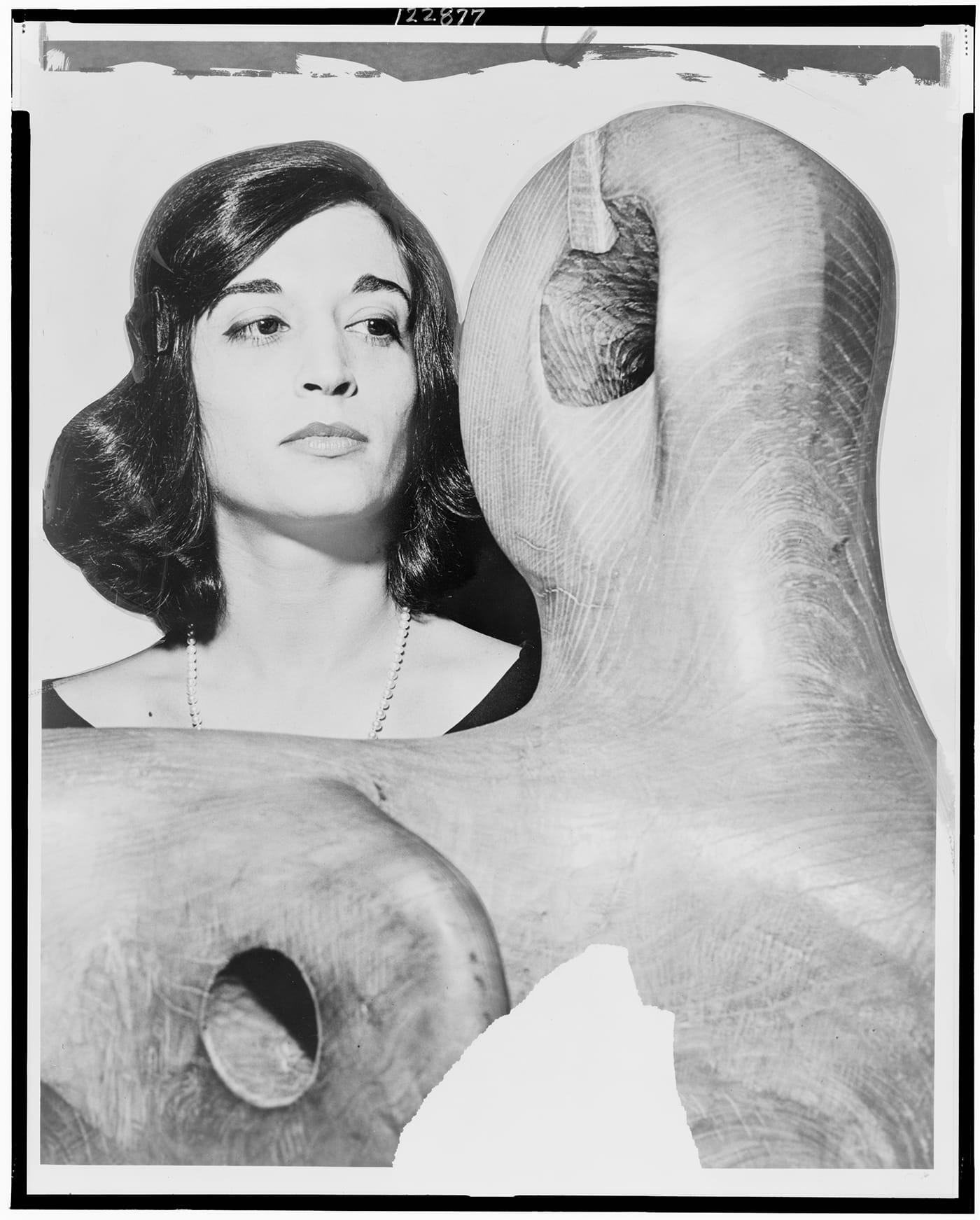 Herman Hiller, "Venezuelan-born society sculptress Marisol Escobar looks quizzically at the head of a woman by British sculptor Henry Moore at new Marlborough-Gerson Gallery" (1963), photo for the World Telegram & Sun (image via Library of Congress Prints and Photographs Division, Washington, DC)