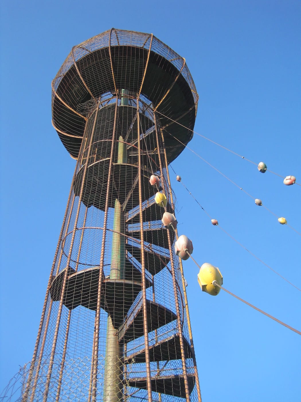 The Play Tower in Bartlesville, Oklahoma, designed by Bruce Goff and built in 1963 (photo by Michael Allen/Flickr)