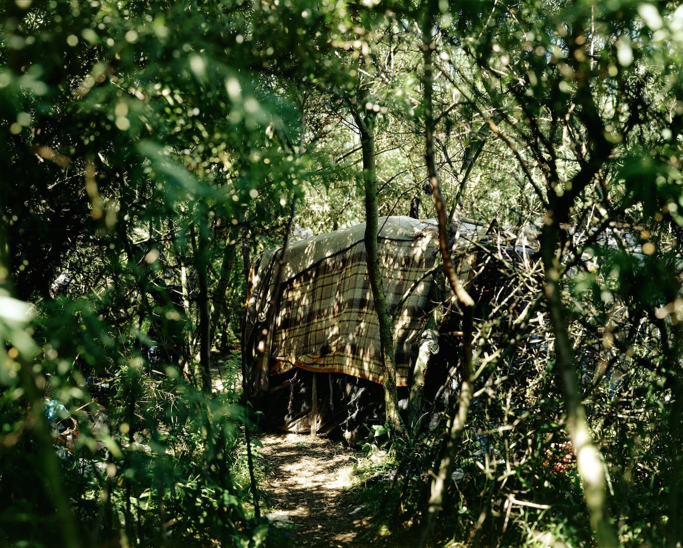 Bruno Serralongue, "Abri #7" from the series 'Calais' (2006–08) (Musée National de l'Histoire de l'Immigration, Palais de la Porte Dorée; © Bruno Serralogue et Galerie Air de Paris)