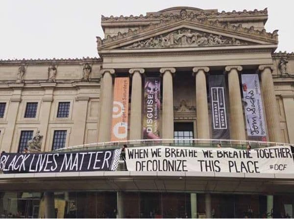 Black Lives Matter joins the Decolonial Cultural Front outside the museum (via @izzynastasia)