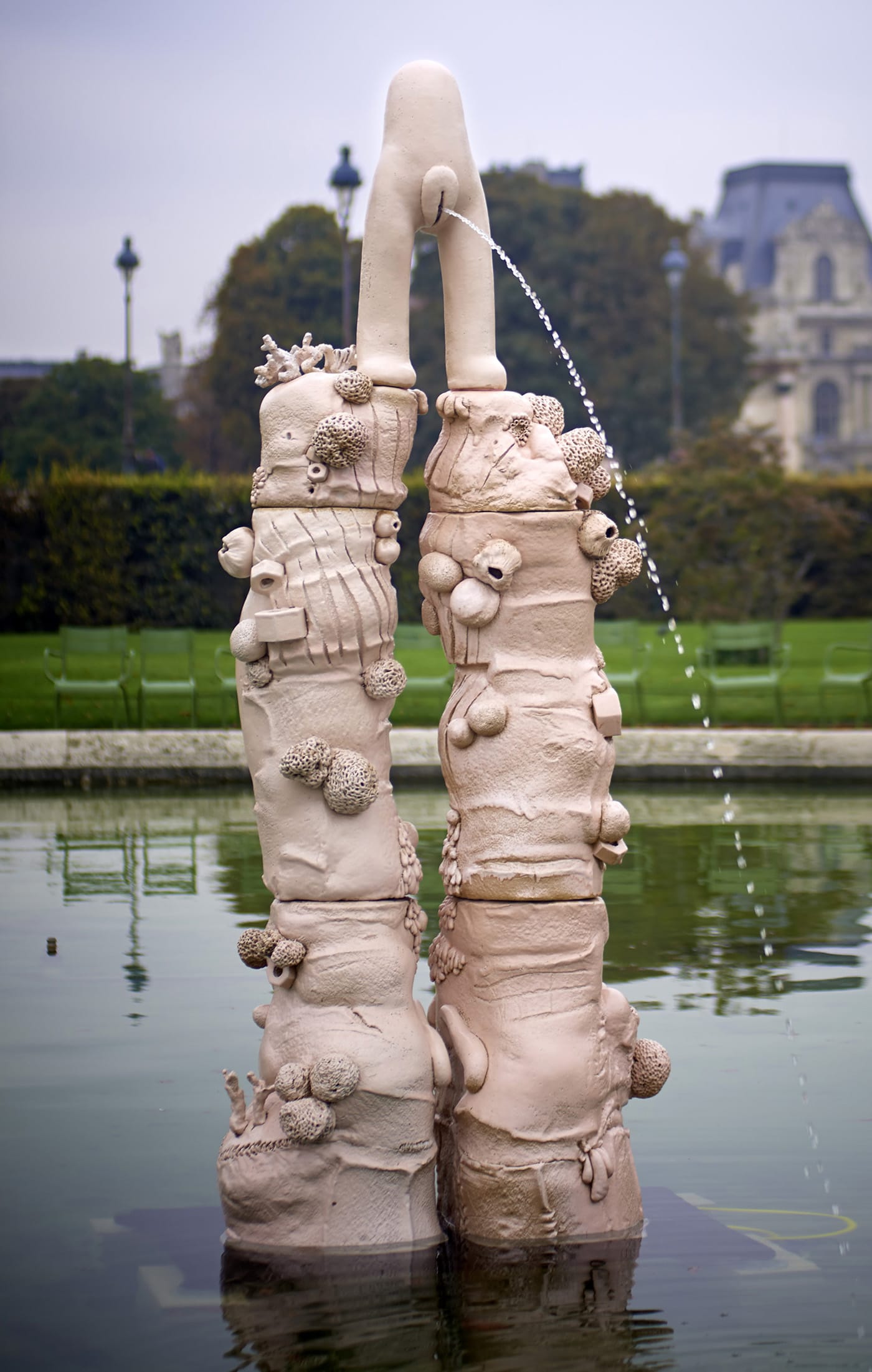 Elsa Sahal, "Fontaine" (2012), ceramic, hydraulic system (courtesy Galerie Claudine Papillon)