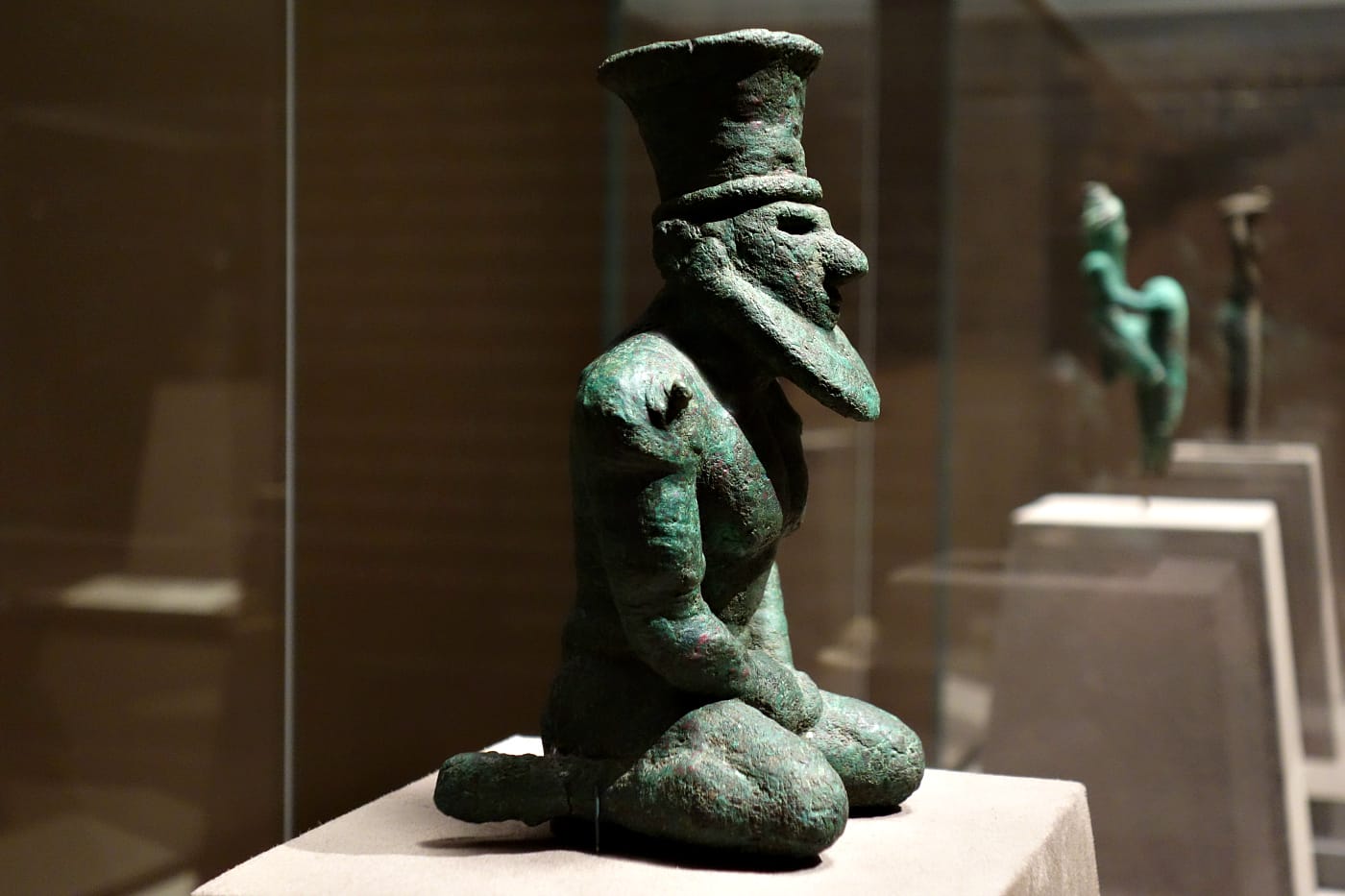 Installation view of 'Founding Figures: Copper Sculpture from Ancient Mesopotamia, ca. 3300–2000 B.C.' at the Morgan Library (photo by the author for Hyperallergic)