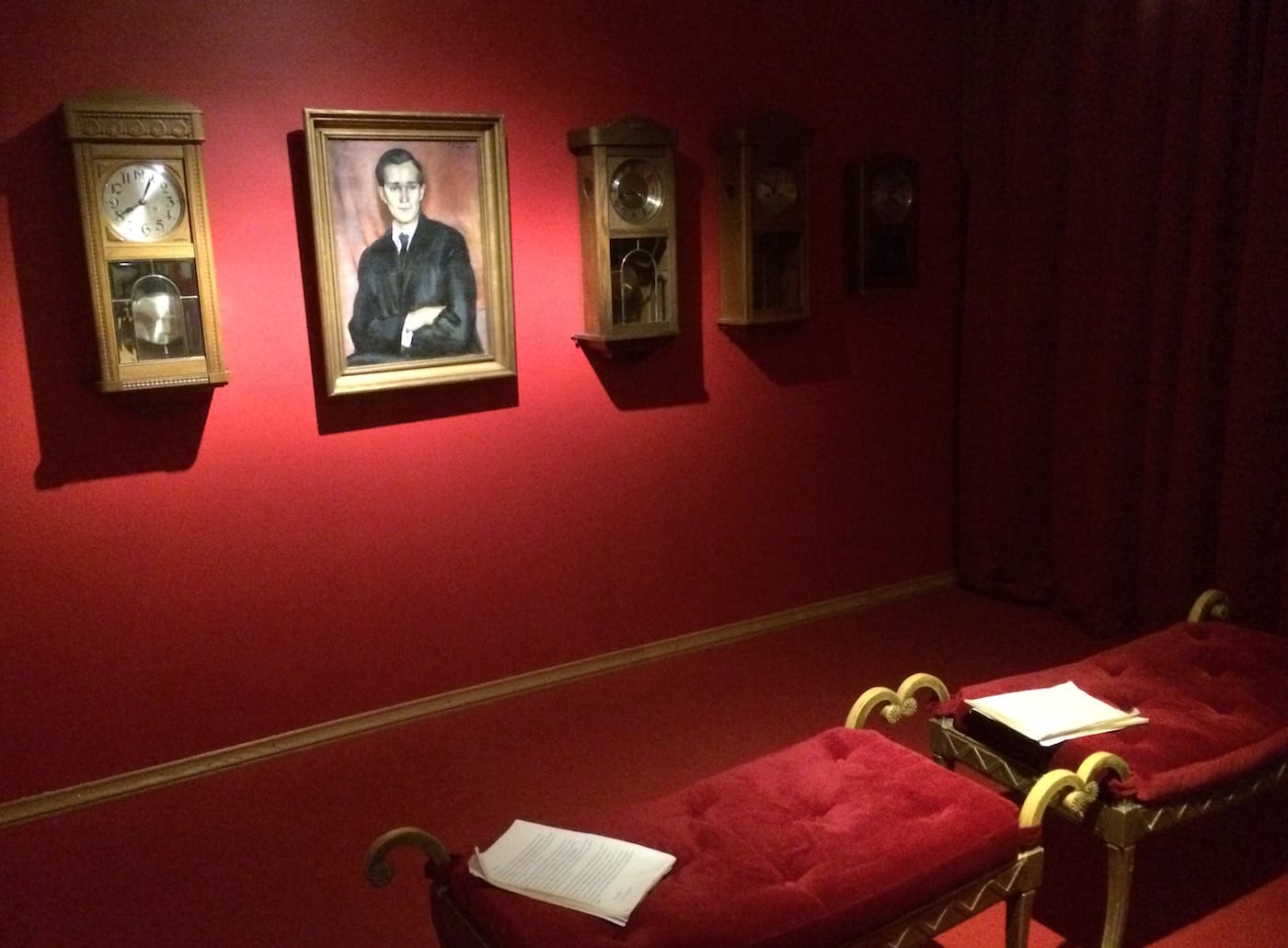 The room portraying the suspected lover, with Yrjö Ollila's "Clock-Maker" (1921), oil on canvas