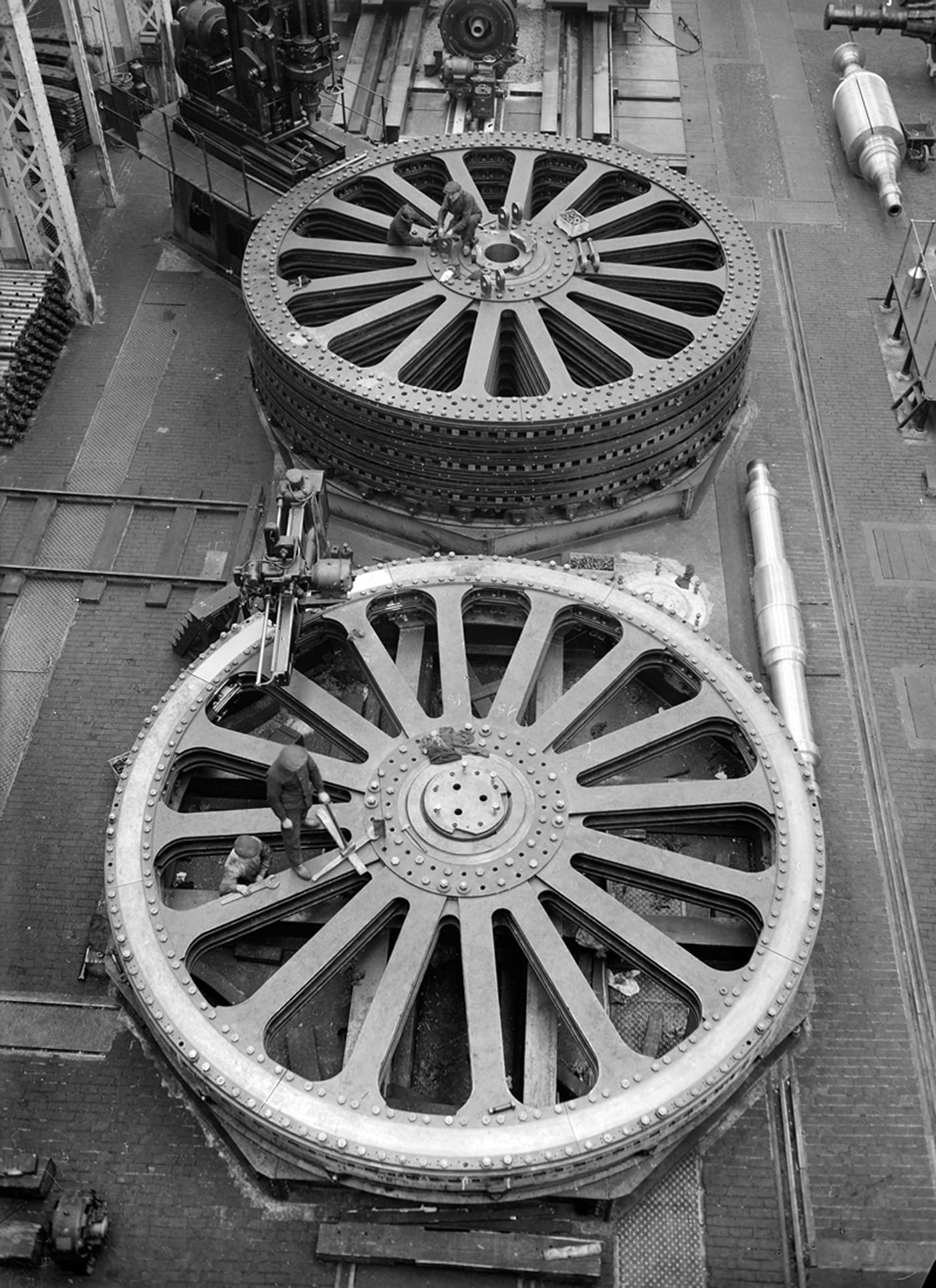 François Kollar, "Alsthom: assemblage des volants alternateurs de Kembs. Société Alsthom. Belfort (Territoire de Belfort)” (1931–34), 13 x 18 cm (Paris, Bibliothèque Forney; © François Kollar / Bibliothèque Forney / Roger-Viollet)