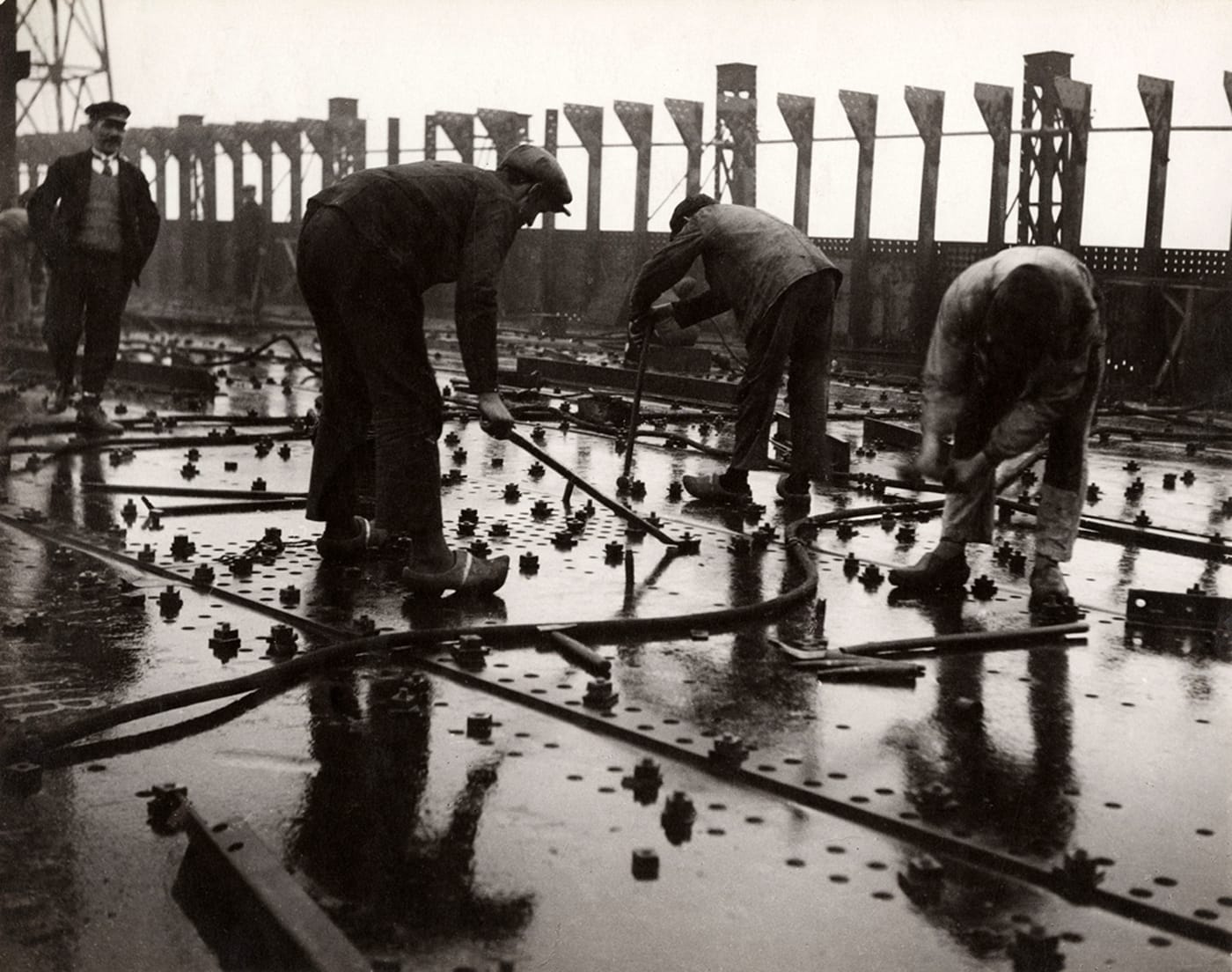 François Kollar, “Construction des grands paquebots. Rivetage de tôles d‘un pont de navire, chantier et ateliers de Saint-Nazaire à Penhoët” (1931–32), 28,9 x 23,5 cm (donation François Kollar, Médiathèque de l‘architecture et du patrimoine, Charenton-le-Pont)
