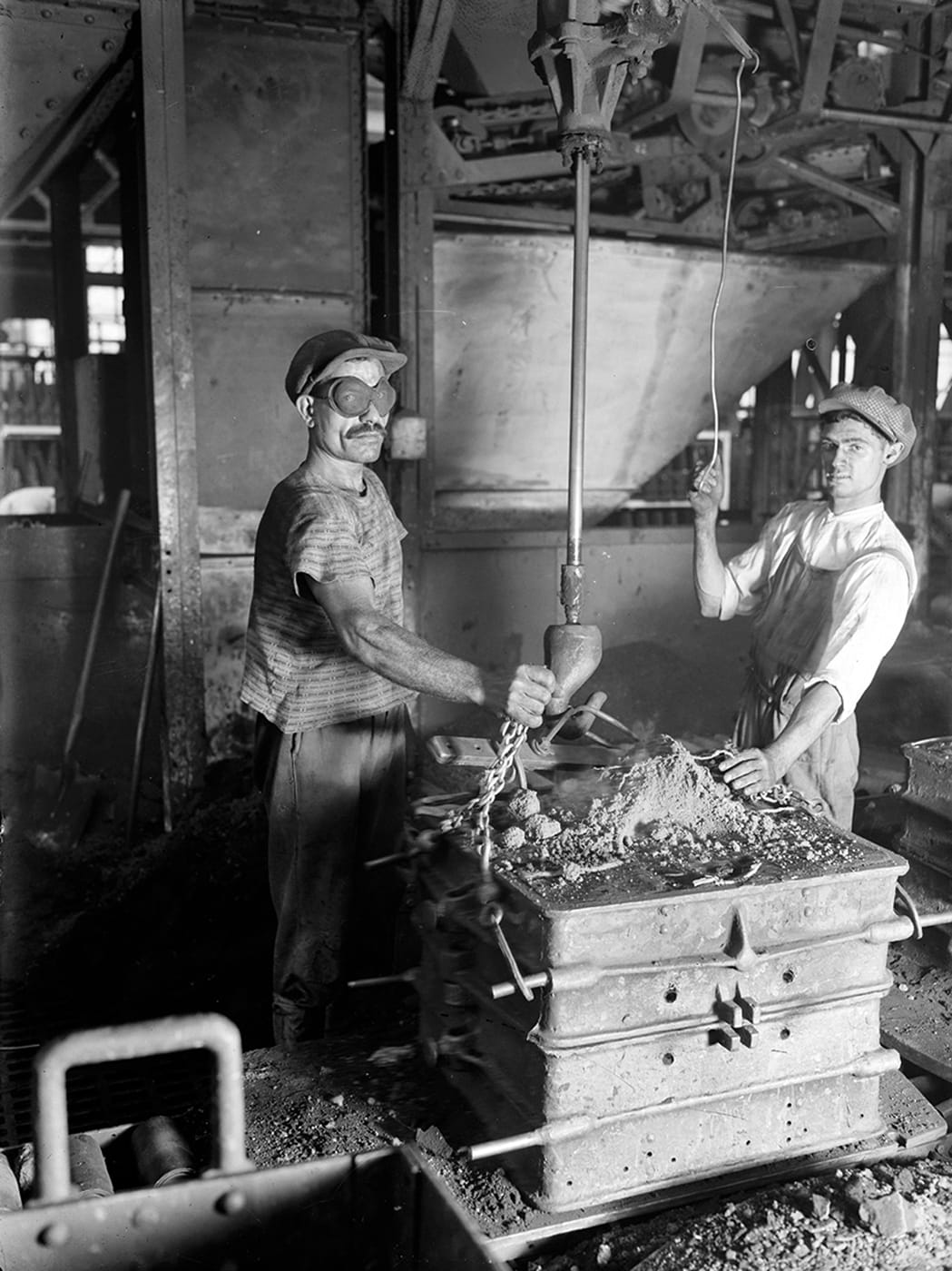 François Kollar, “Renault. D‘une main l‘ouvrier fait tomber le sable. Billancourt (Hauts-de-Seine)” (1931–34), 13 x 18 cm (Paris, Bibliothèque Forney; © François Kollar / Bibliothèque Forney / Roger-Viollet)