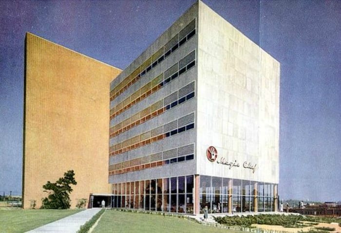 The Magic Chef building designed by Harris Armstrong, as seen in the 1940s (via Curbed)