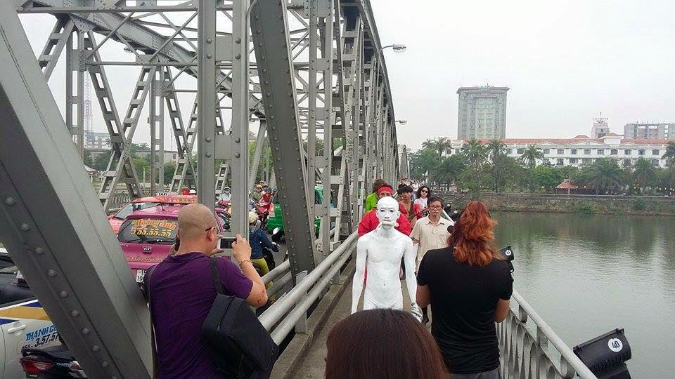 Image of the performance, courtesy Viet Art Space.