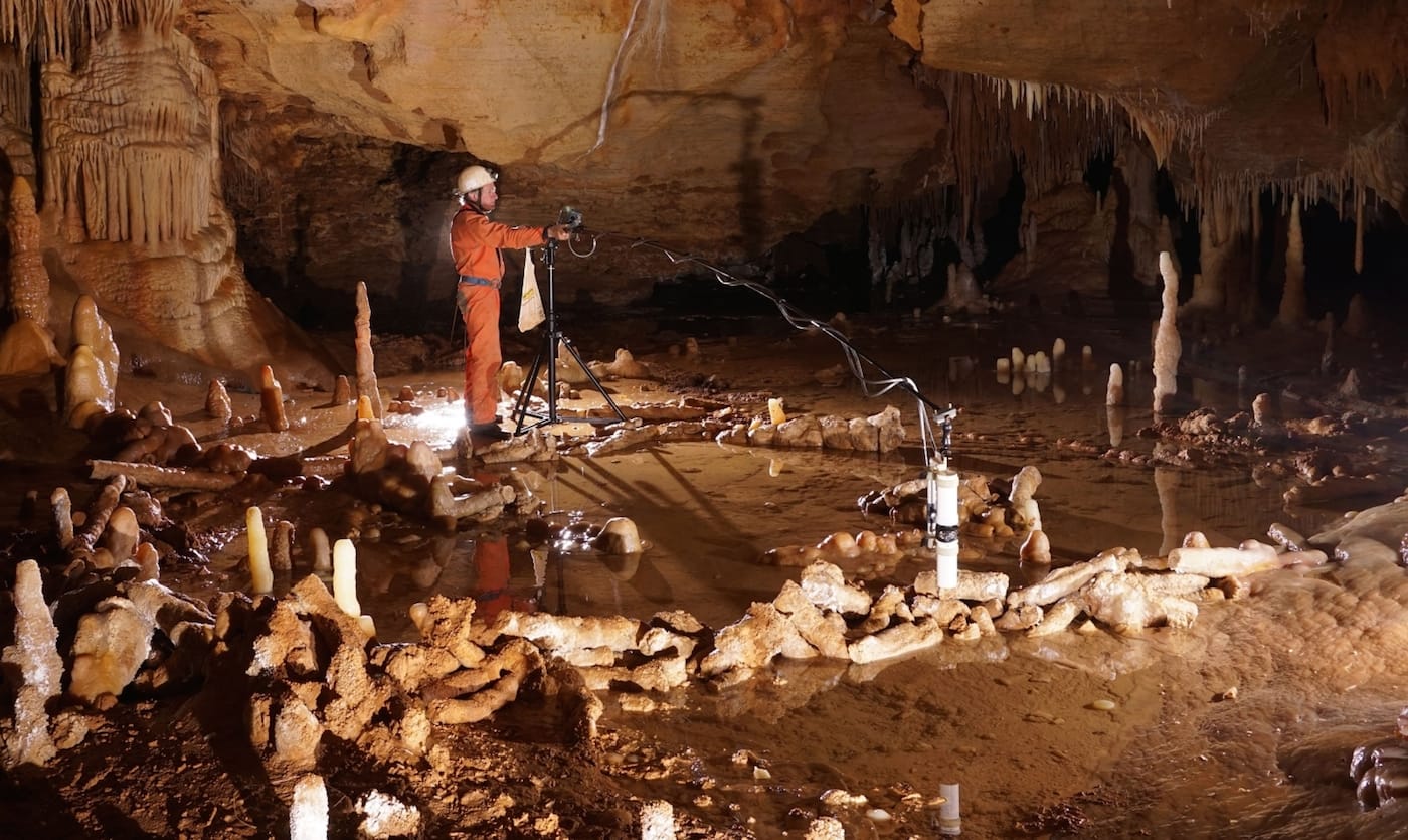Measuring the Bruniquel Cave for a recent archaeo-magnetic study (© Etienne Fabre – SSAC)