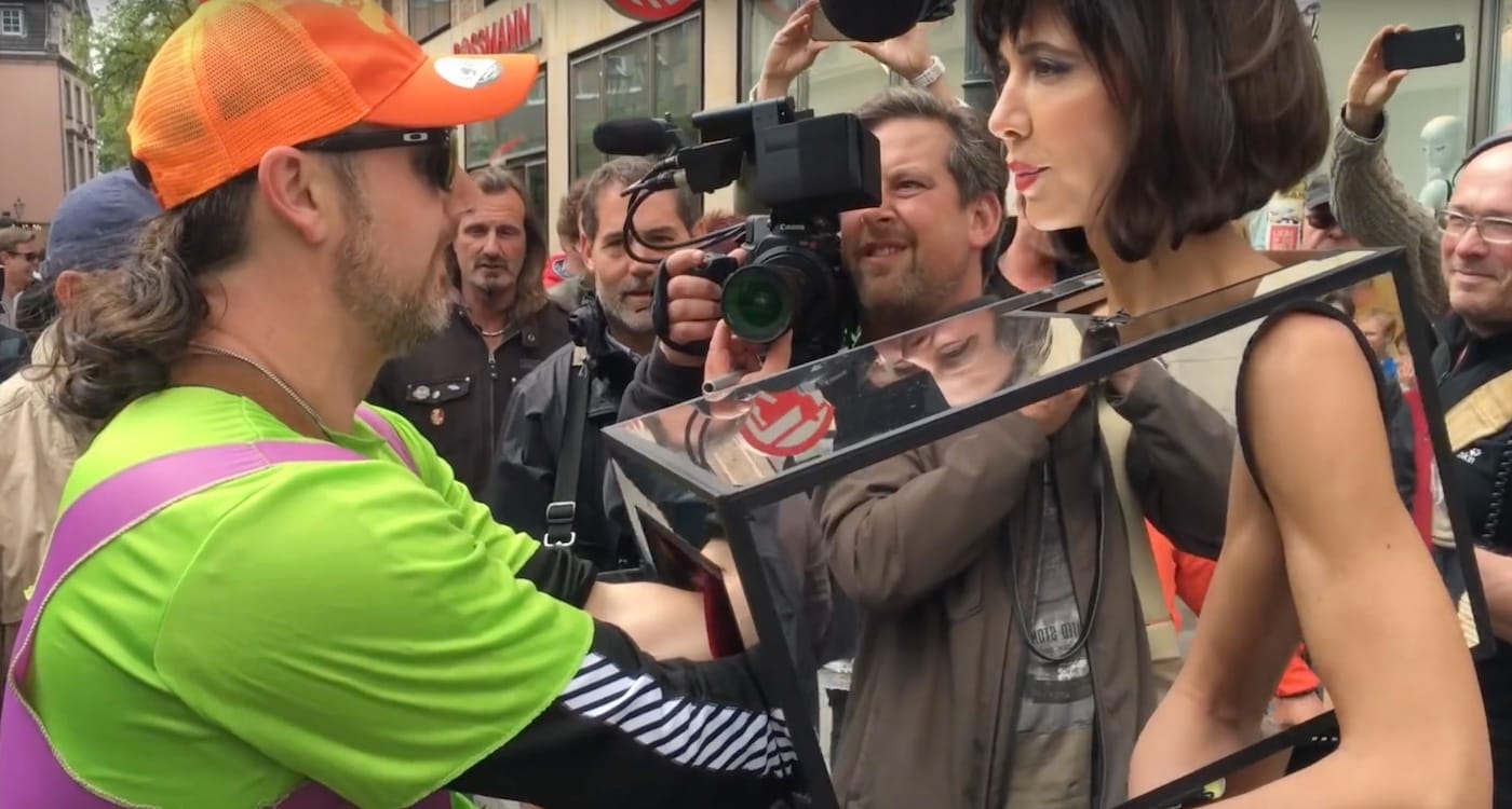 Miro Moiré's performance "Mirror Box" (screenshot by the author via YouTube)