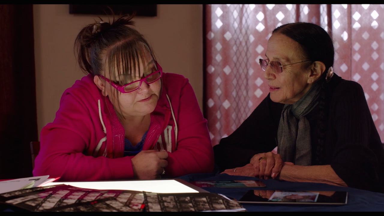 Erin Blackwell and Mary Ellen Mark looking at photos in Tiny (2016) (Still by the author for Hyperallergic)