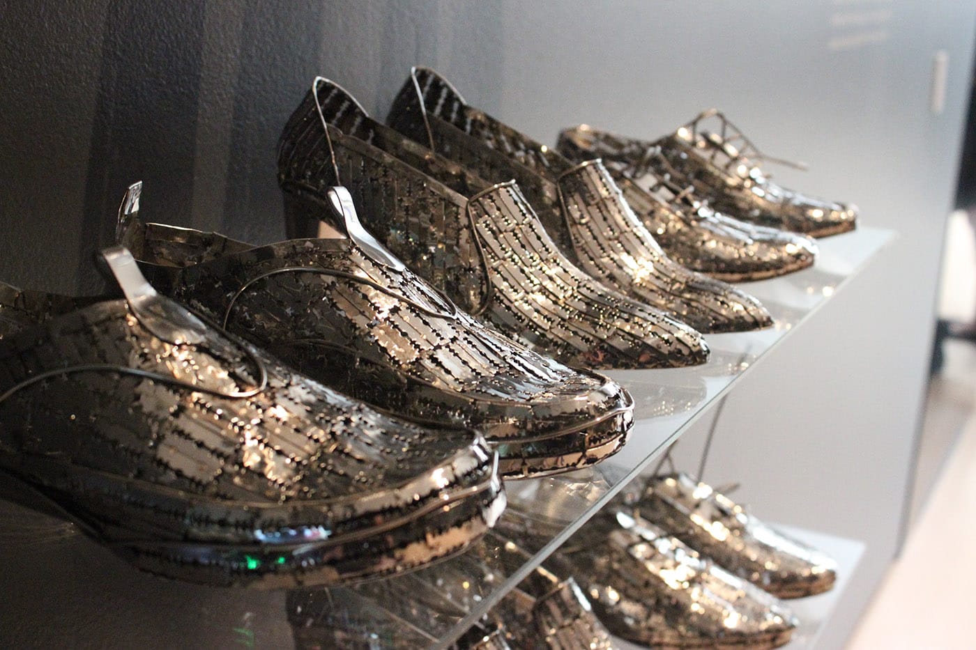 Tayeba Begum Lipi, "Miles after Miles" (2015), stainless steel razor blades and stainless steel (click to enlarge)