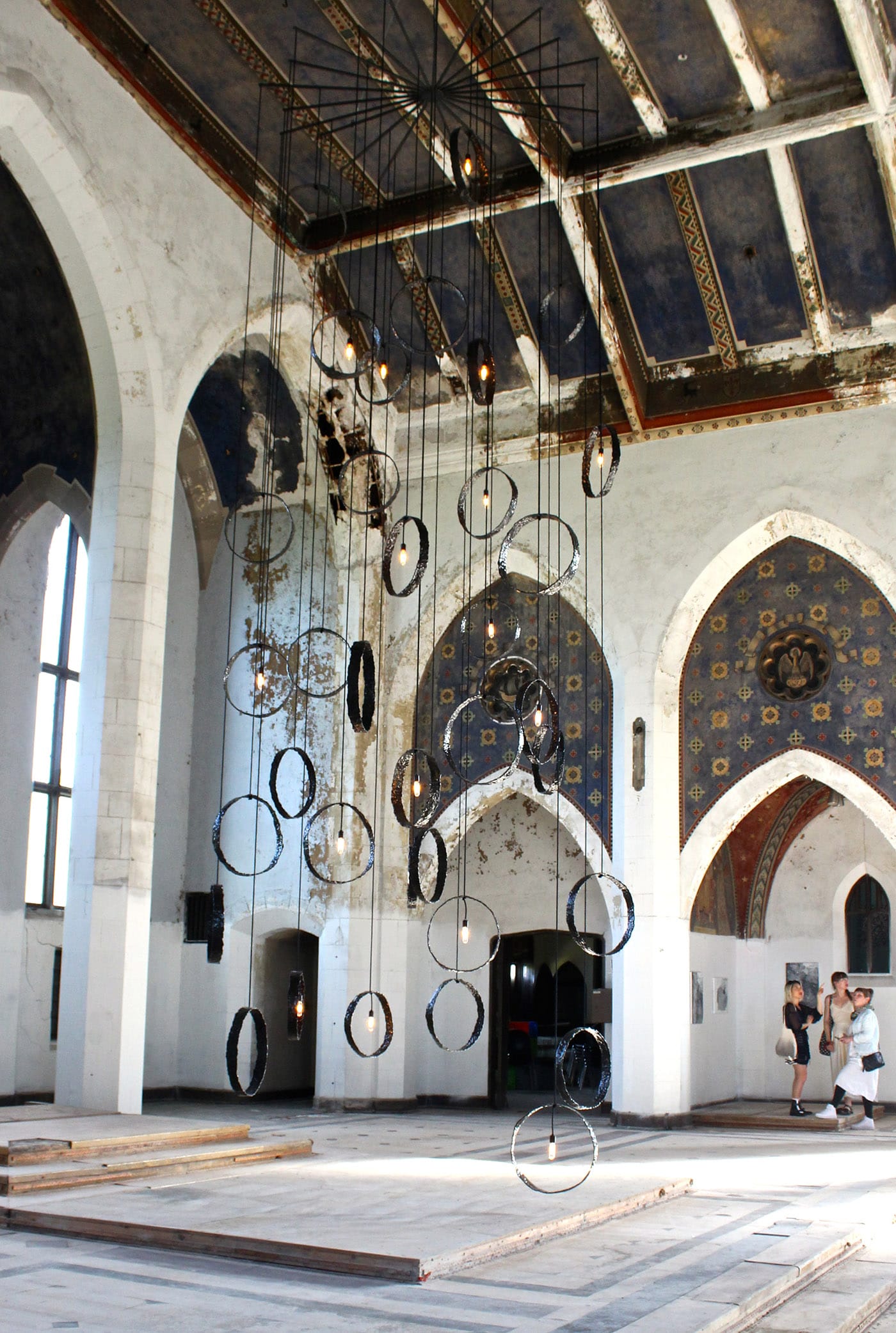  Anders Ruhwald, Holes, 2016, Glazed earthenware, electrical components, rope, and steel, 420 x 120" diameter