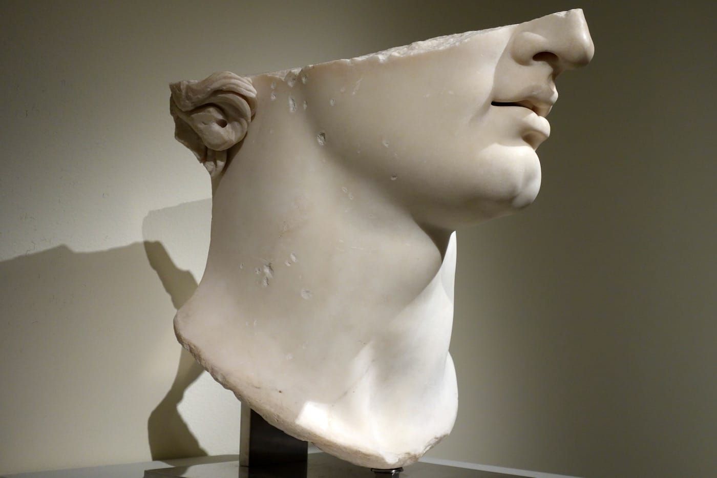 Fragmentary Colossal Head of a Youth on view in 'Pergamon and the Hellenistic Kingdoms of the Ancient World' at the Metropolitan Museum of Art (photo by the author for Hyperallergic)