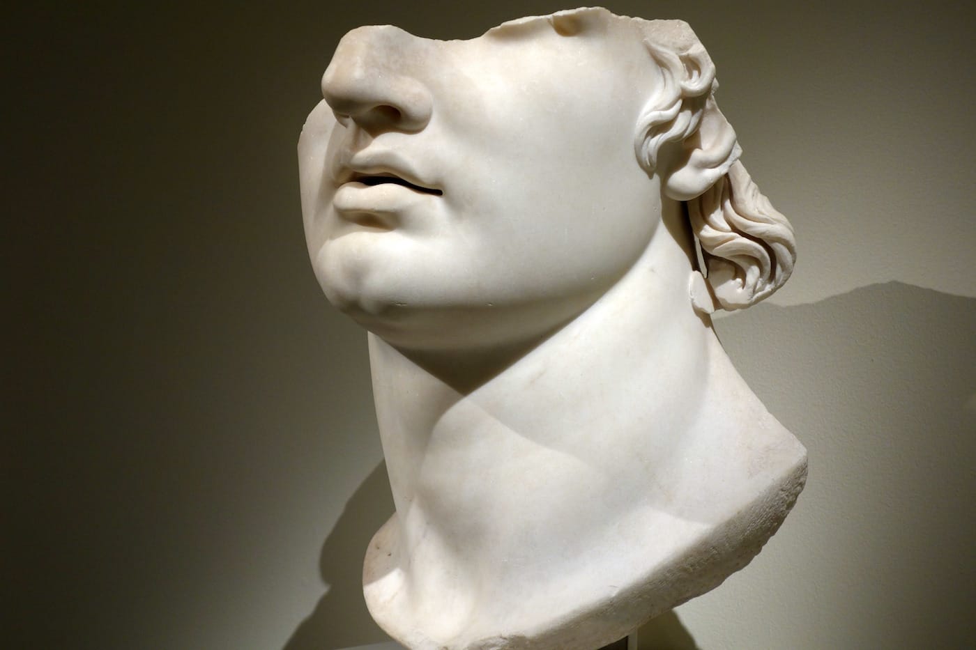 Fragmentary Colossal Head of a Youth on view in 'Pergamon and the Hellenistic Kingdoms of the Ancient World' at the Metropolitan Museum of Art (photo by the author for Hyperallergic)