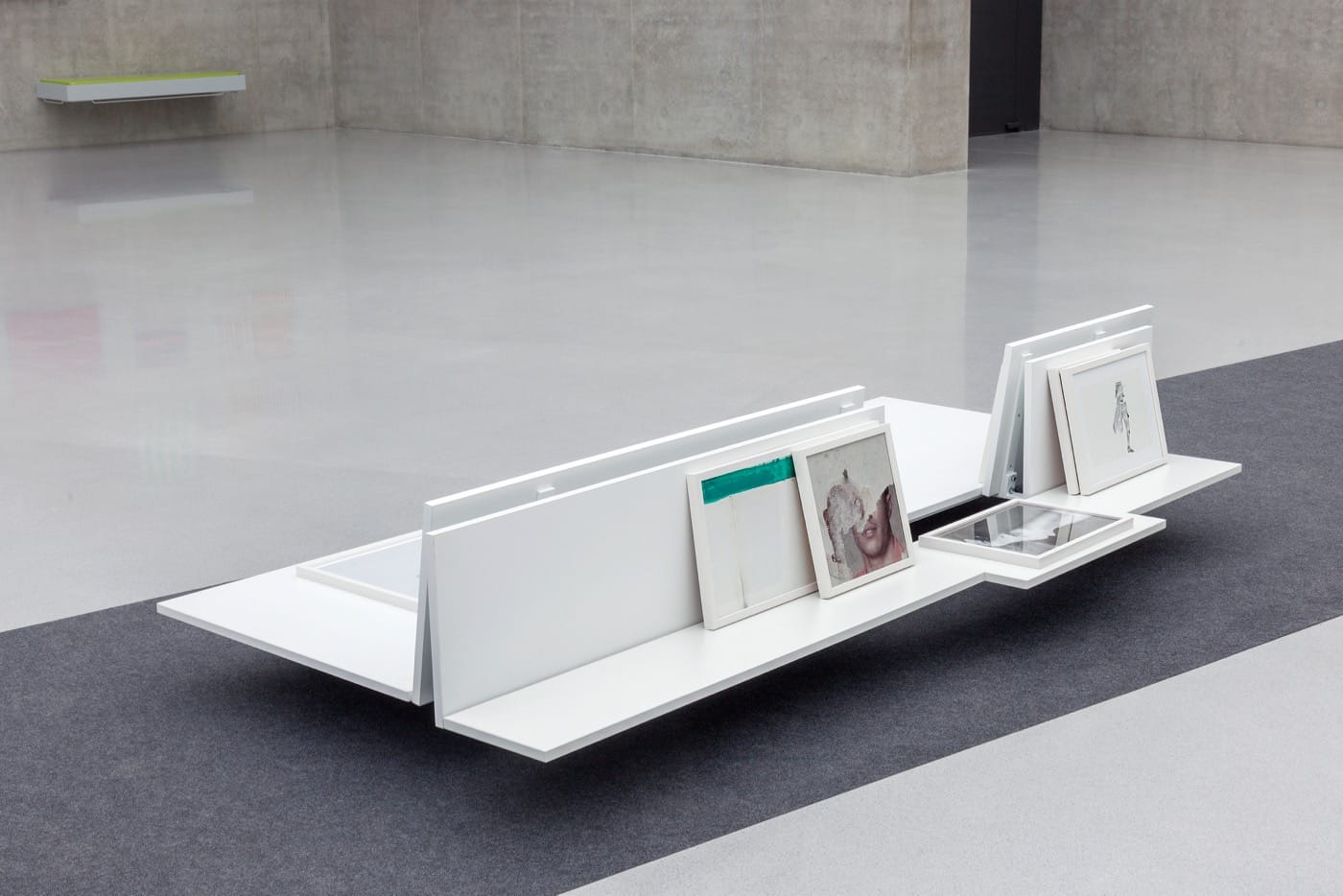 Rosemarie Trockel Device, 2015 Holz, Stahl, Papier, Glas 70 x 283 x 128 cm Installation view, Rosemarie Trockel, 'Märzôschnee ûnd Wiebôrweh sand am Môargô niana më‘, Kunsthaus Bregenz, January 24 - April 6, 2015 Photo: Markus Tretter © Rosemarie Trockel / Artists Rights Society (ARS), NY, 2016 / Kunsthaus Bregenz Courtesy Spruth Magers