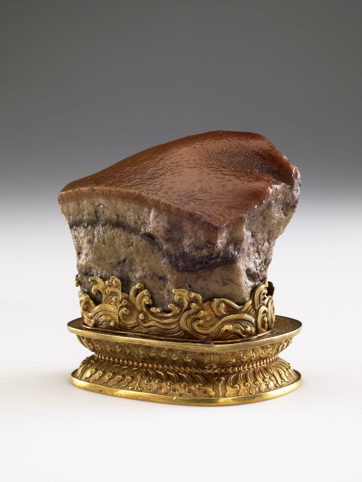 Meat-shaped stone, China, Qing dynasty (1644–1911). Stone: jasper; stand: gold. National Palace Museum, Taipei, Guza 000178 Lü-413. Photograph ©&nbsp;National Palace Museum, Taipei.