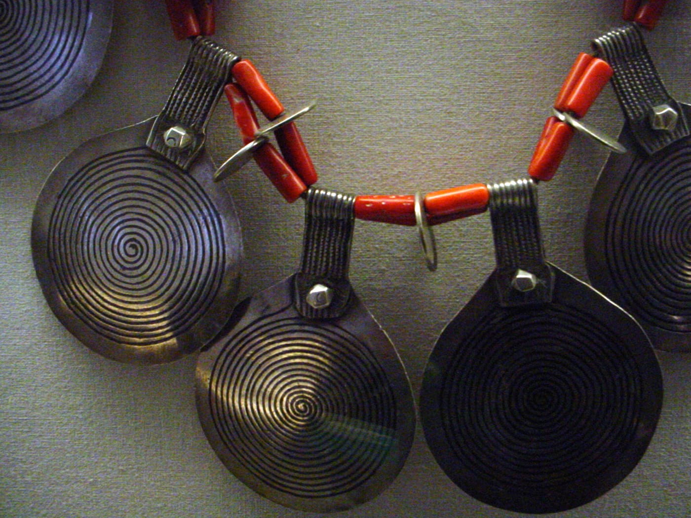 Ahl Massa Tribe, Tiznit, Morocco, "Collier Tazelagt" (20th century, detail) (photo by the author for Hyperallergic)