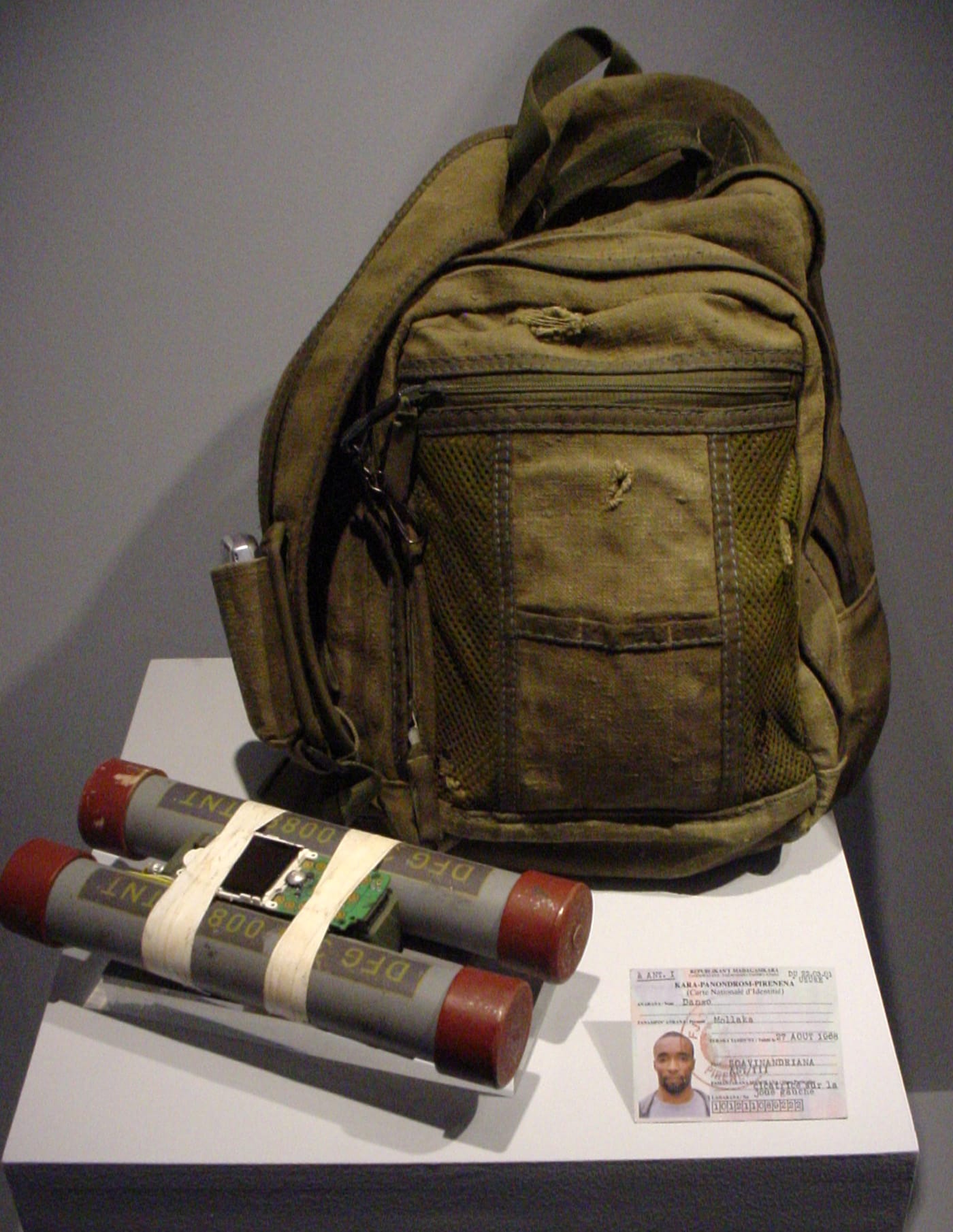 A prop bomb from 'Casino Royale' (2006) (photo by the author for Hyperallergic)