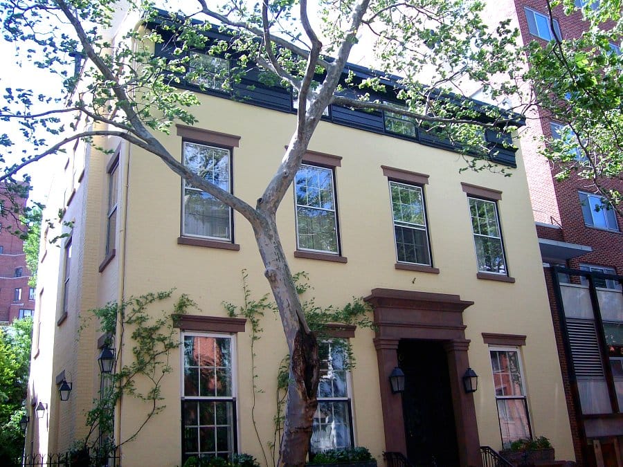 70 Willow Street in Brooklyn Heights, where Truman Capote lived when he was photographed by David Attie (photo by the author for Hyperallergic)
