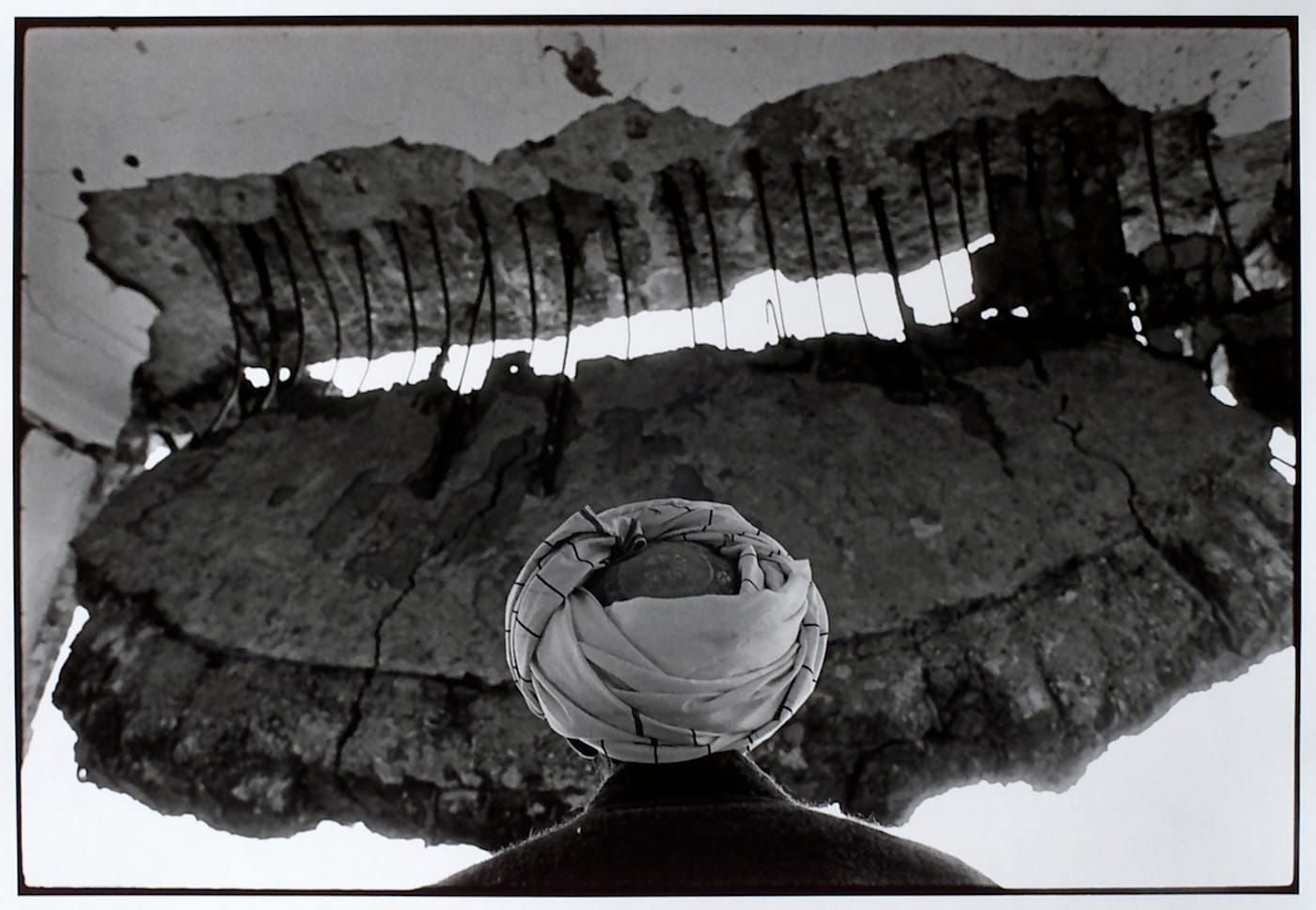 James Nachtwey, "Kabul, Afghanistan. Mullah Views Ruins of Former King of
Afghanistan's Darlaman Palace. It has Become a Front-Line Position
and is Now in Total Ruin" (1996), gelatin silver print (© Museum of Fine Arts, Boston)