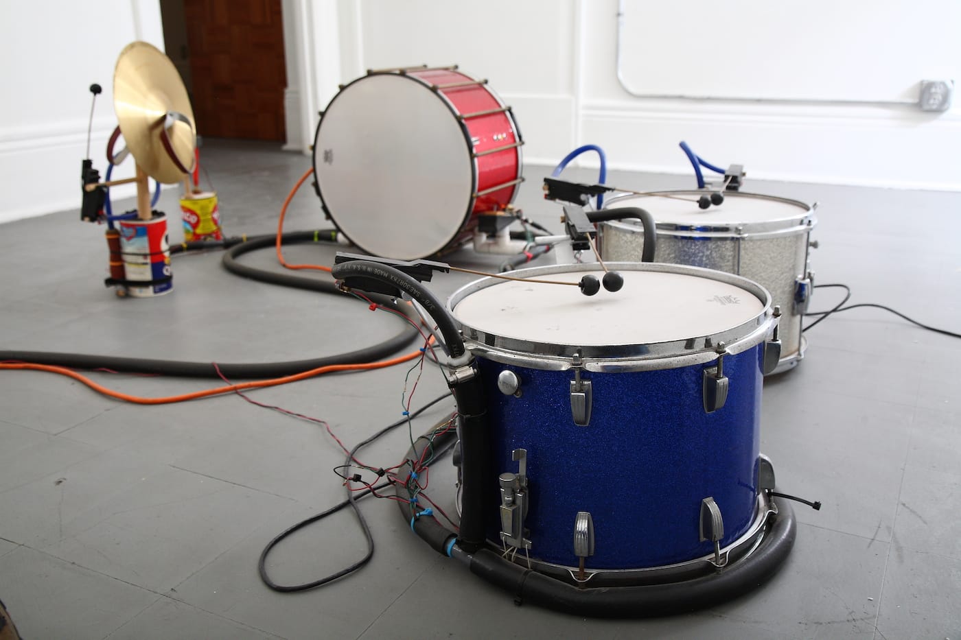 Paul Ramírez Jonas, "Pause and Play" (2000), mixed media installation