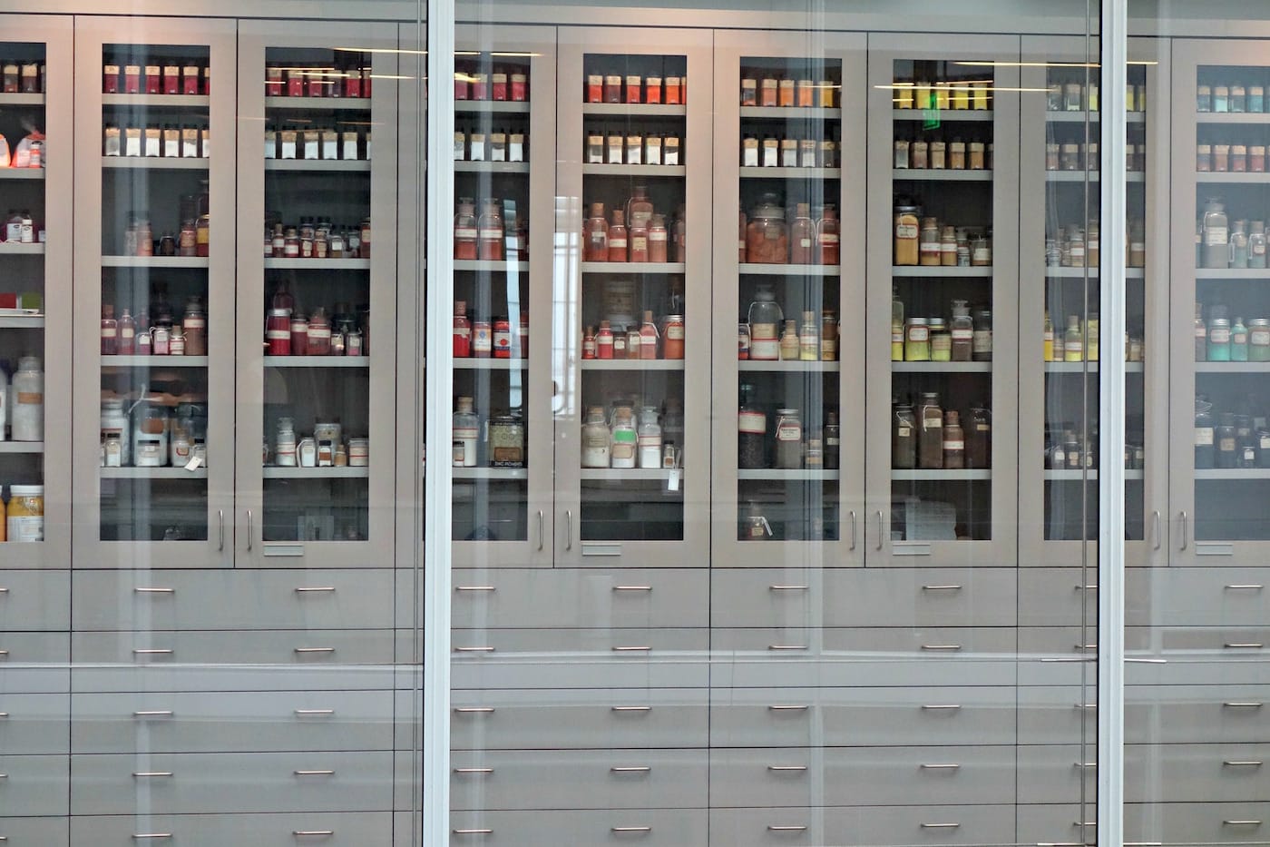 Forbes Pigment Collection in the Harvard Art Museums (photo by the author for Hyperallergic)