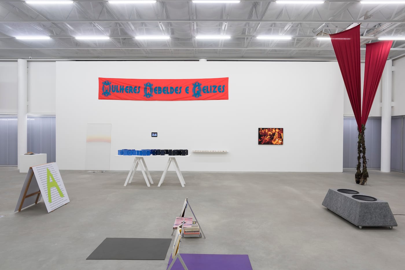 Installation view of 'O que vem com a aurora' at Casa Triângulo (photo by Edouard Fraipont, all photos courtesy Casa Triângulo)