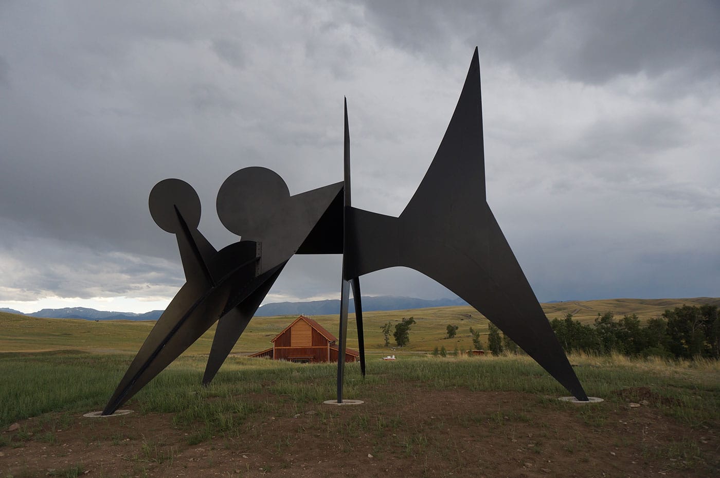 Alexander Calder, "Two Discs" (1965), painted steel plates and bolts, 25.5 x 27.3 x 17.3 ft