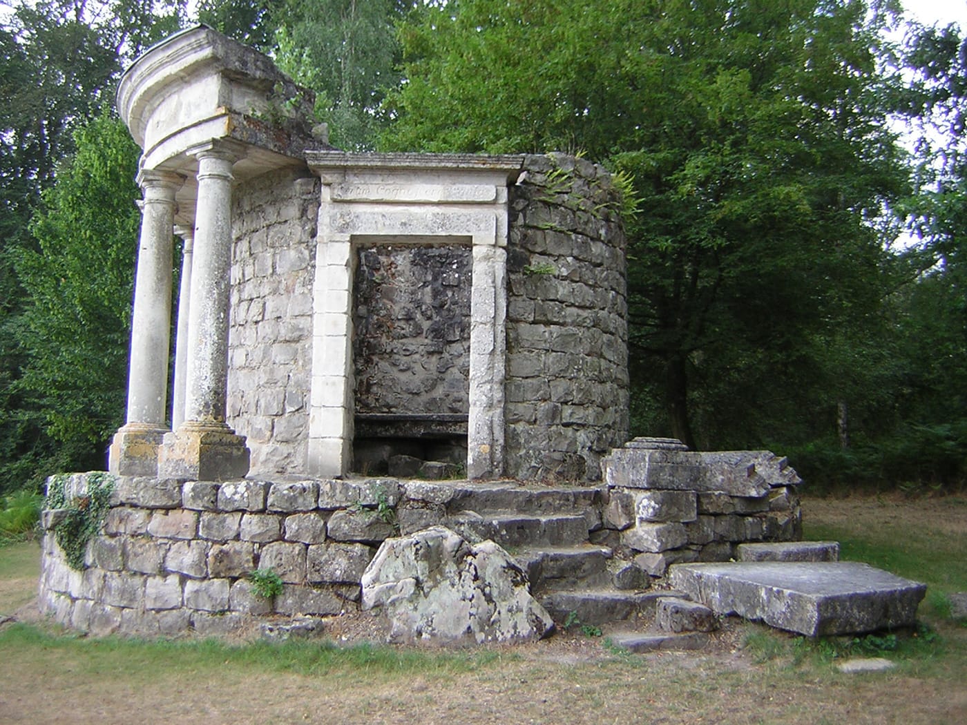 The Temple of Philosophy at Ermenonville. (Image via Wikimedia Commons)